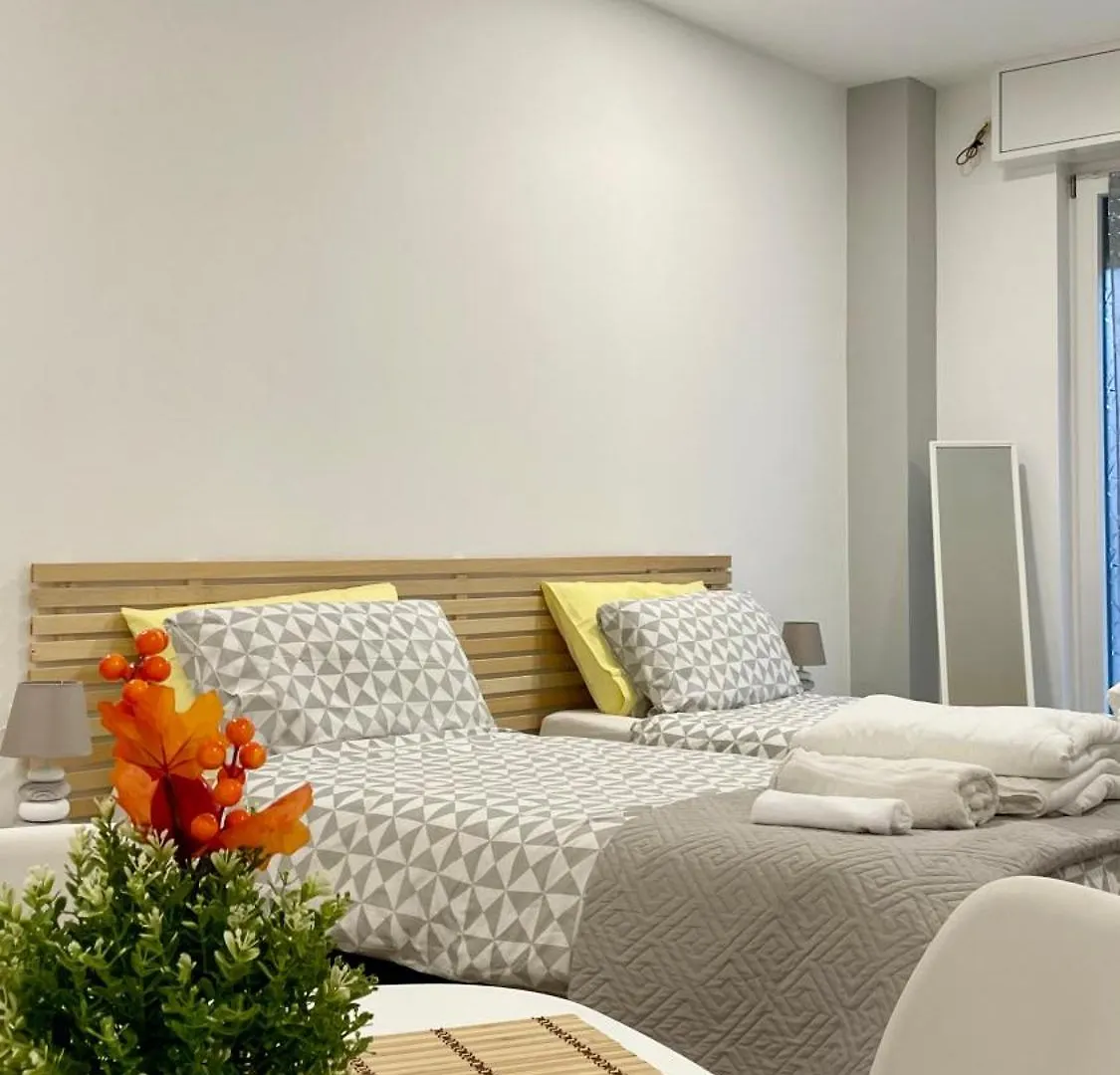 Onlyroomsrho 0*, Rho Italia